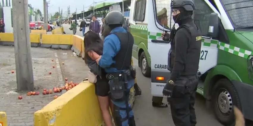 Una mujer le quitó el arma a un guardia y disparó a otro en plena transmisión televisiva