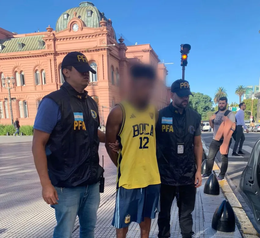 «Soy Dios y voy a matar al Presidente»: un hombre intentó ingresar a Casa Rosada con un machete