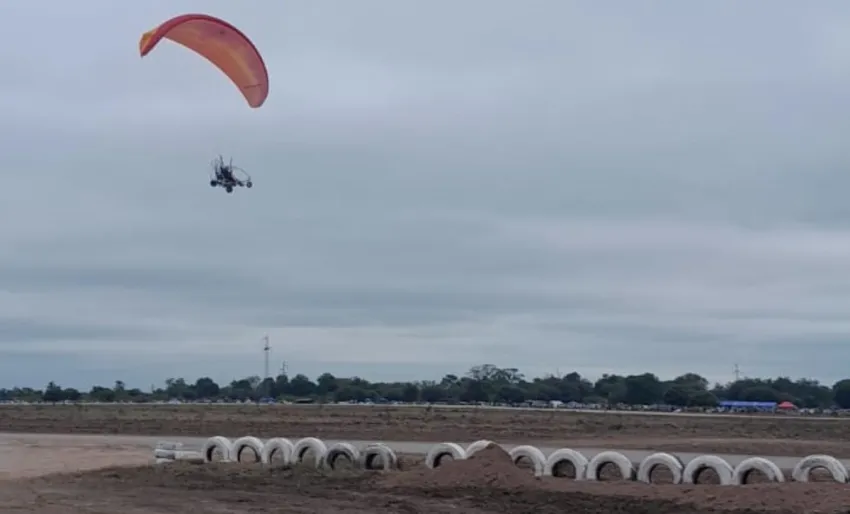 Sobrevoló de forma peligrosa en una carrera provocando que un piloto despiste y abandone la competencia