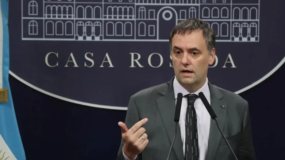 Adorni, sobre la filosofía del Gobierno: «La motosierra es eterna, no hay fin»