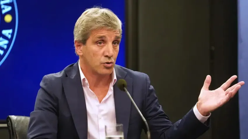 Nuevas críticas al ministro Luis Caputo: insultos y un «fuck you» afuera de Casa Rosada