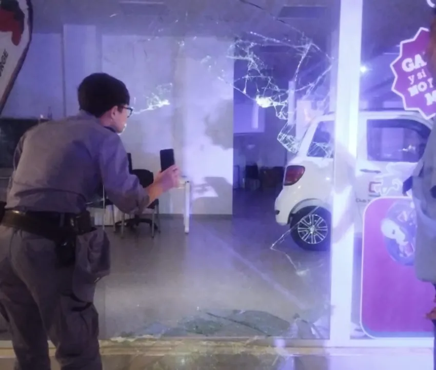 Resistencia: dos delincuentes rompieron una vidriera y se robaron una moto en plena madrugada