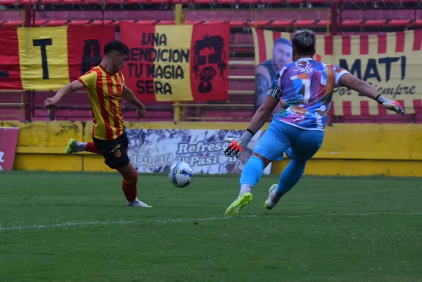 Sarmiento no pudo aprovechar el hombre de más e igualó sin goles ante Juventud Antoniana