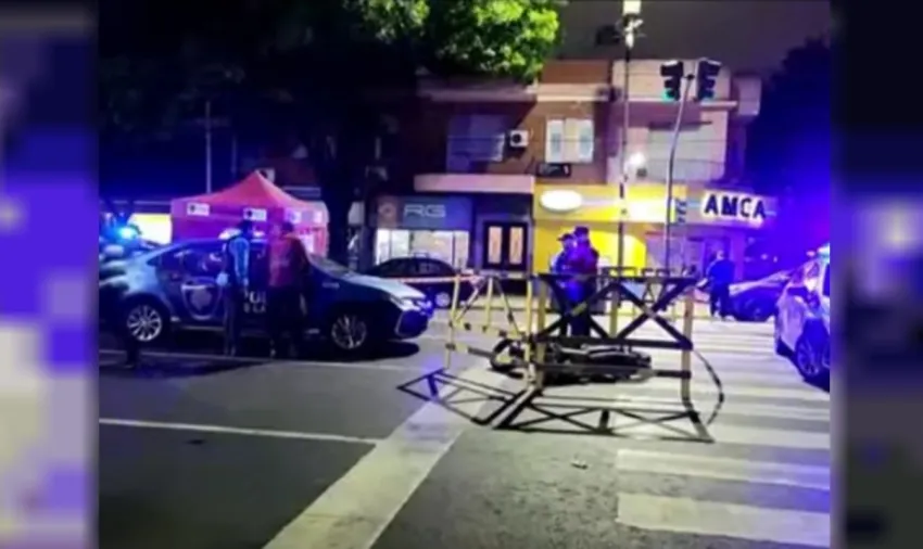 Murió un motociclista atropellado por un camión de basura tras resbalar con una mancha de aceite