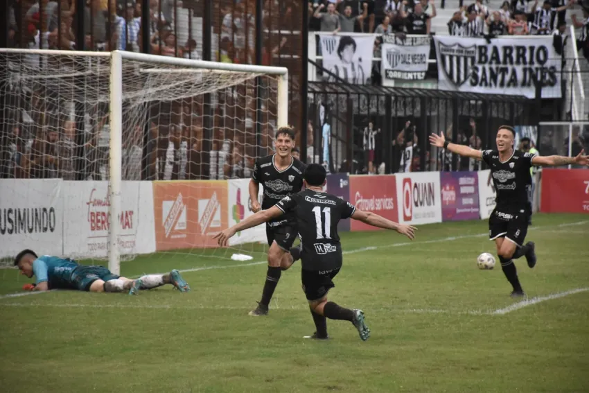 En el debut de Raúl Valdez como DT, For Ever venció 2-0 a Atlético Rafaela