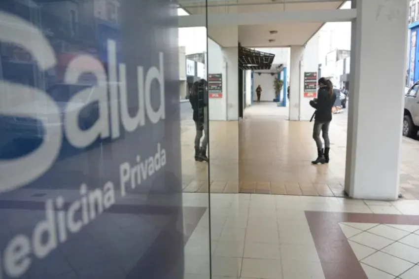 El Gobierno les pidió a las prepagas que congelen los aumentos y se agudiza el conflicto con el sector