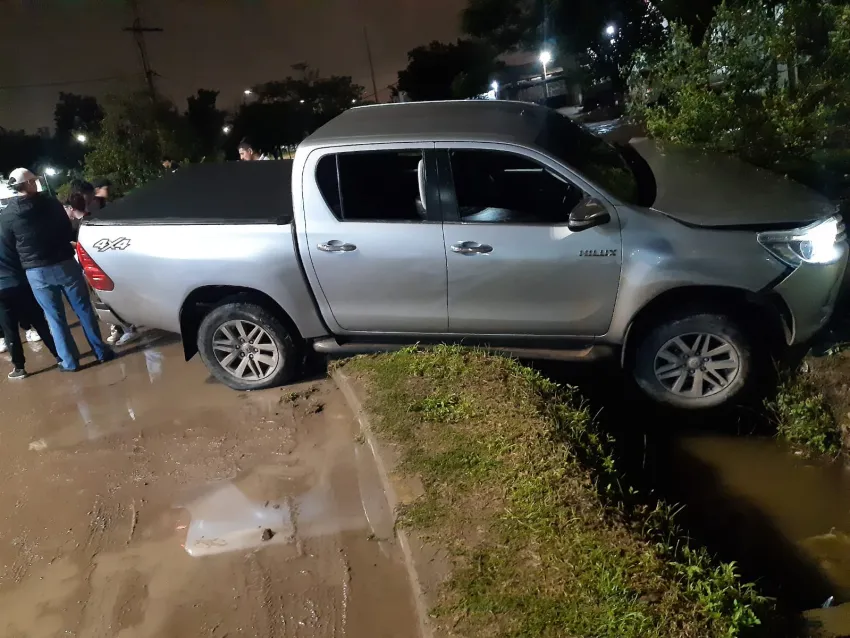 Un joven de 18 años perdió el control de su camioneta y terminó en una cuneta