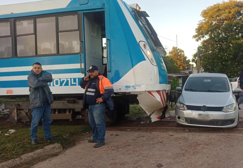 Fontana: se le frenó el auto por una falla en las vías ferroviarias cuando pasaba un tren y se salvó