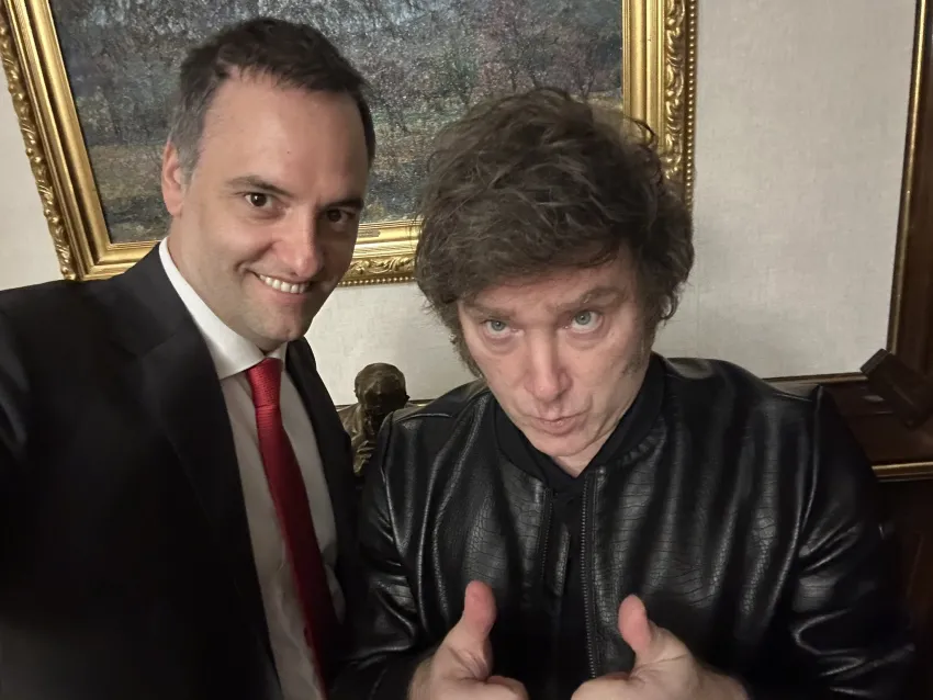 El vocero presidencial fue ascendido a secretario de Estado y le aumentaron el sueldo a casi 4 millones de pesos