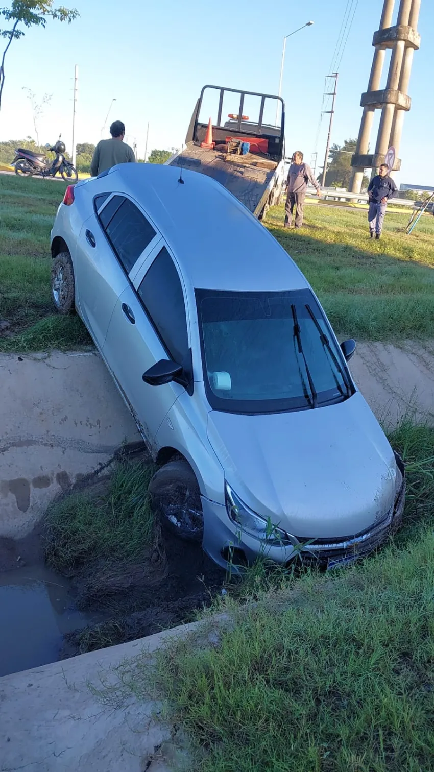 Conductor alcoholizado protagonizó un accidente y terminó en un desagüe en Ruta 11