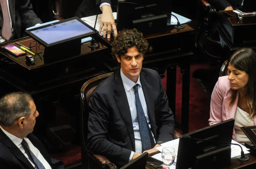 Lousteau defendió el aumento a los senadores y apuntó contra Adorni: «El vocero estaba cobrando tres veces más»