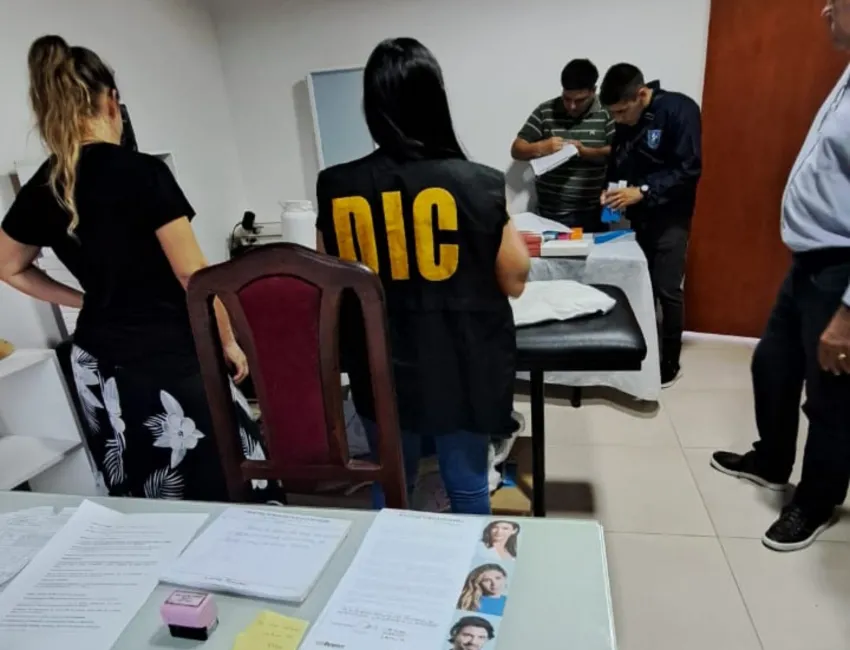 Denunciaron a una médica por supuesta mala praxis en una cirugía estética: allanaron el consultorio