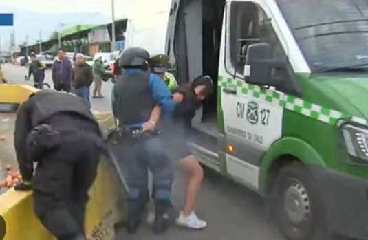 Una mujer le sacó el arma a un guardia, baleó a tres personas y todo quedó registrado por un canal de TV