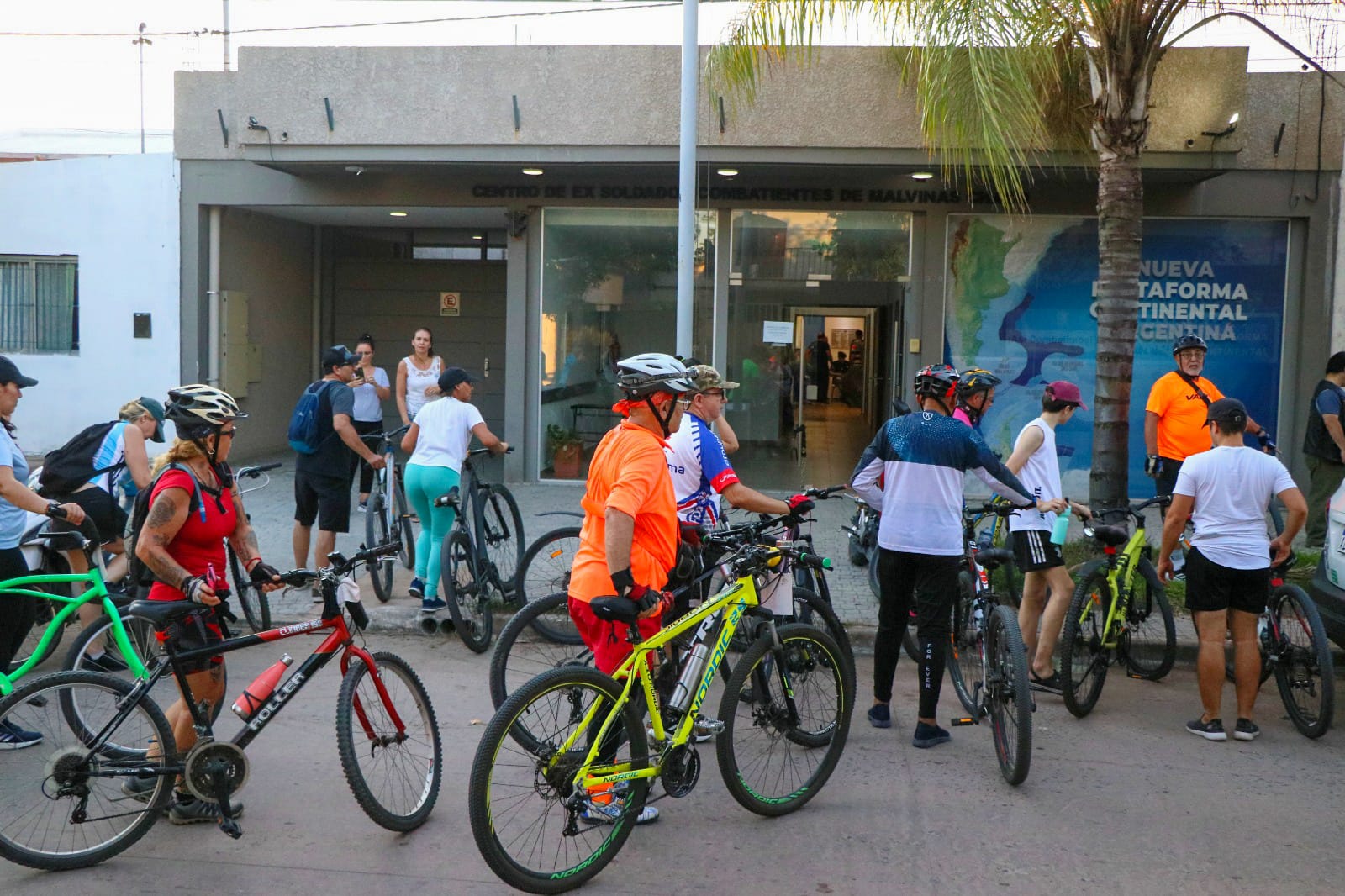 Con “Subite a la Bici”, la gente recorrió puntos de referencias relacionados a Malvinas