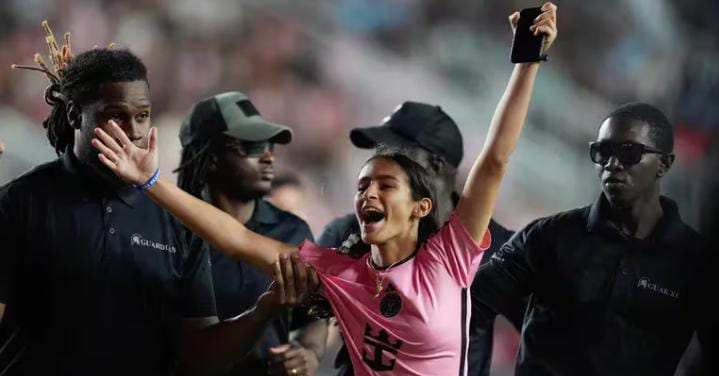 La adolescente que abrazó a Messi en medio de un partido reveló cómo ideó el plan para meterse a la cancha