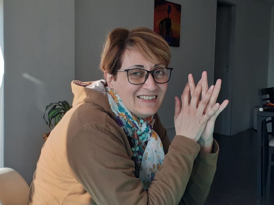 Este viernes 12 de abril, la escritora Maria Laura Riba presentará su libro «Cascarita de huevo era su cuerpo (crónica de un derrumbe)»