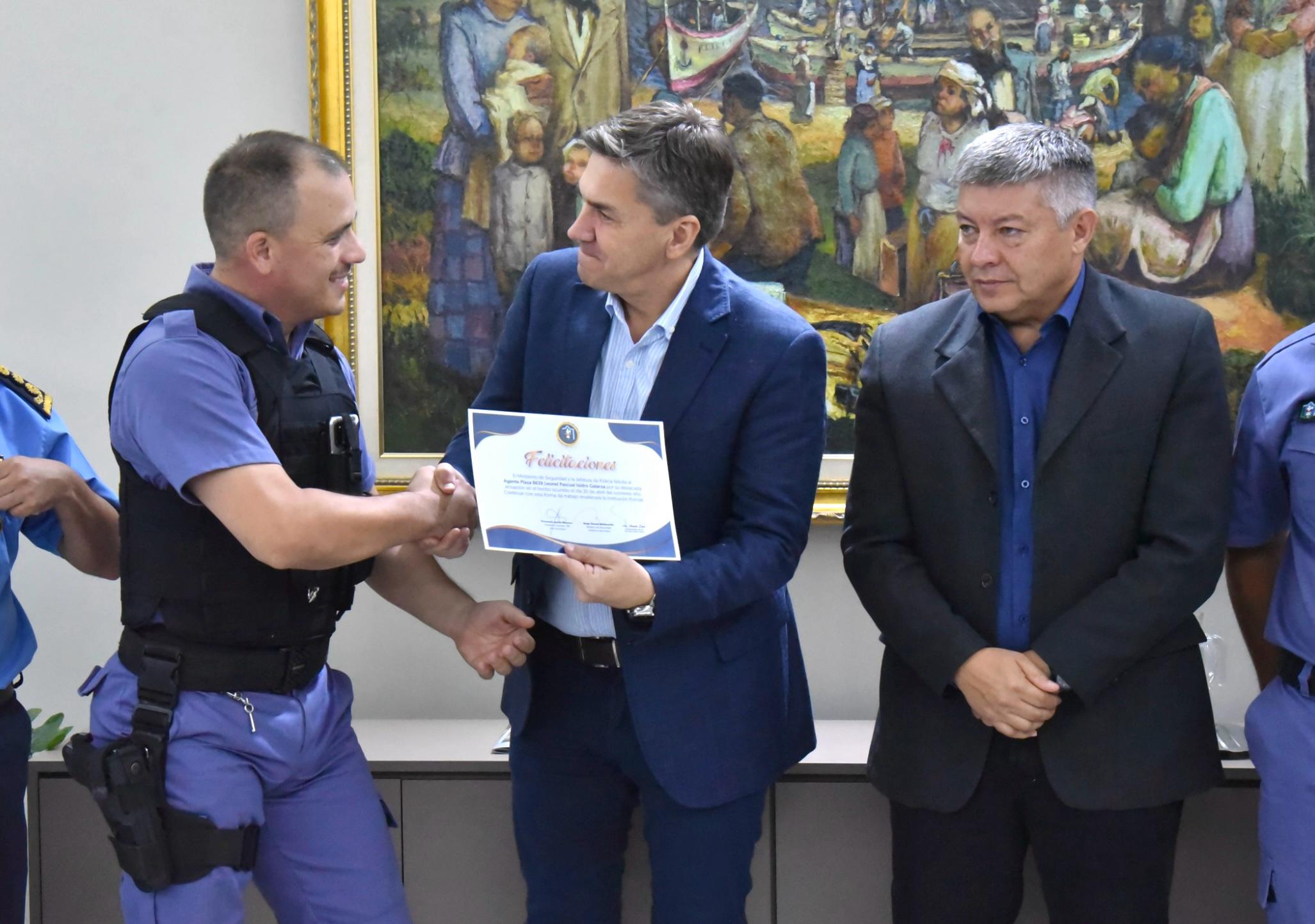 Policías y Bomberos recibieron el reconocimiento del gobernador, tras el rescate de una familia que sufrió un incendio