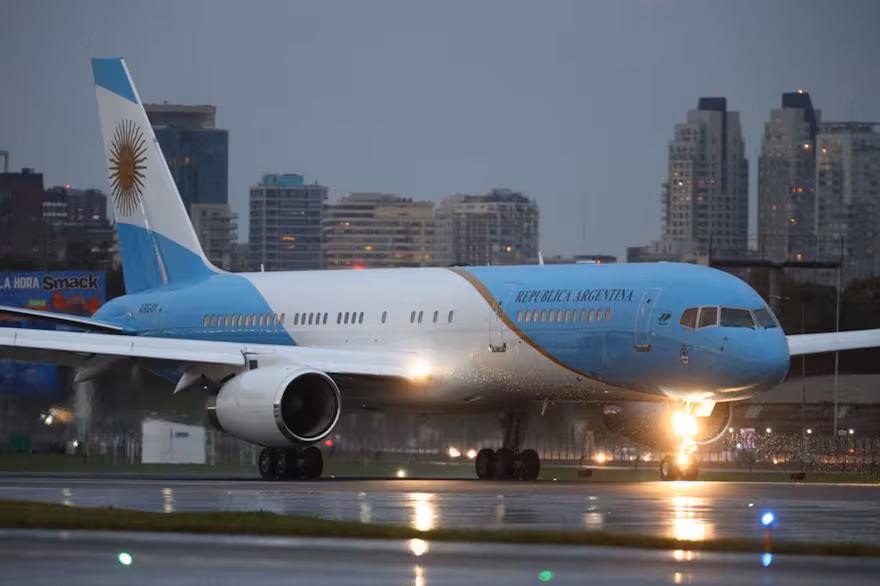 Javier Milei viaja a Los Ángeles y abandona los vuelos comerciales: empieza a volar en el avión de lujo que compró Alberto Fernández