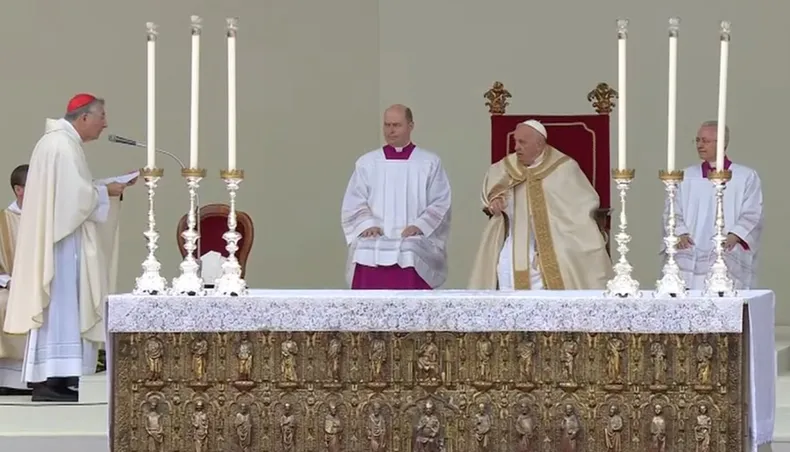 Tras siete meses sin viajar por su salud, el papa Francisco presidió una multitudinaria misa en Venecia