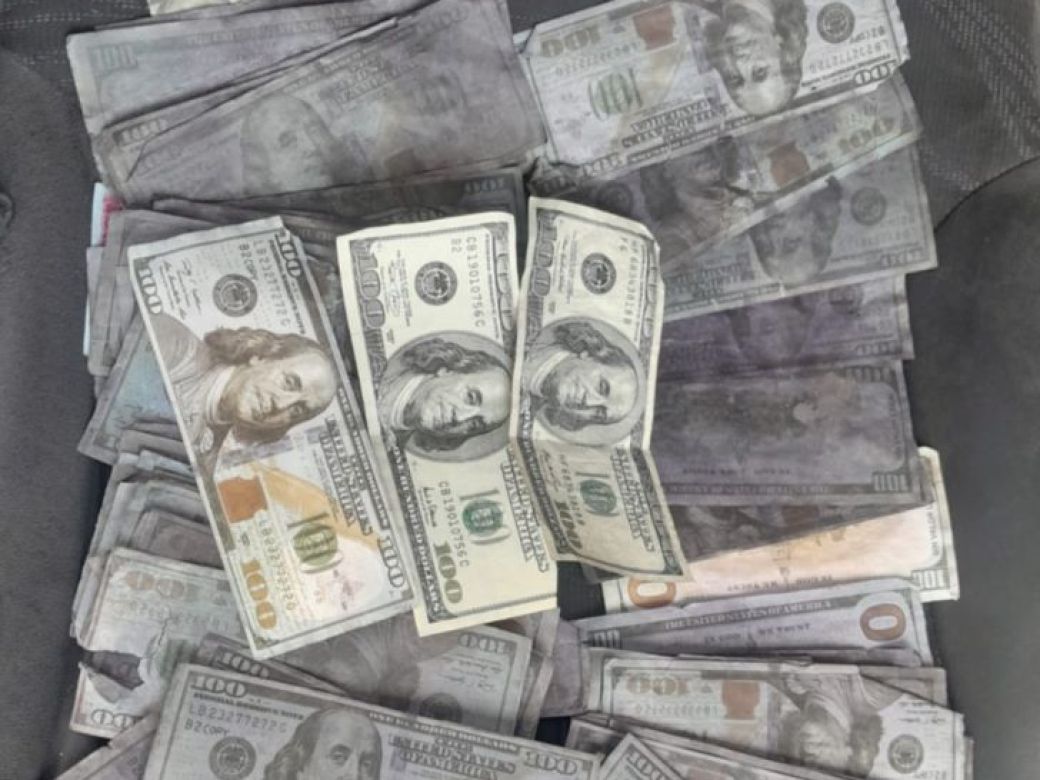 Intentó comprar un celular con dólares falsos y terminó detenido