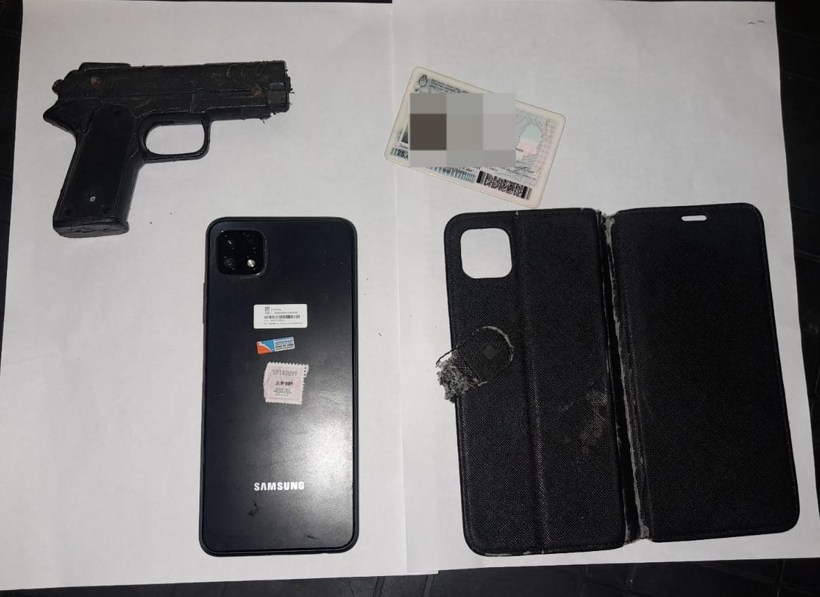Cuatro adolescentes demorados e incautaron un arma de plástico