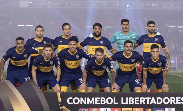 Polémico: un ex Boca se mostró con fajos de dinero y armas de fuego