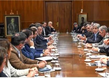 El Gobierno formalizó su plan para pagar una deuda millonaria con un bono y las empresas energéticas lo rechazan