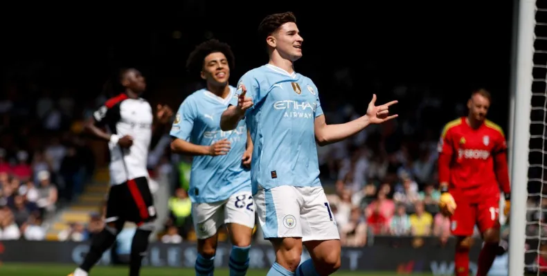 Julián Álvarez selló la goleada del Manchester City, que volvió a la cima y le trasladó la presión al Arsenal