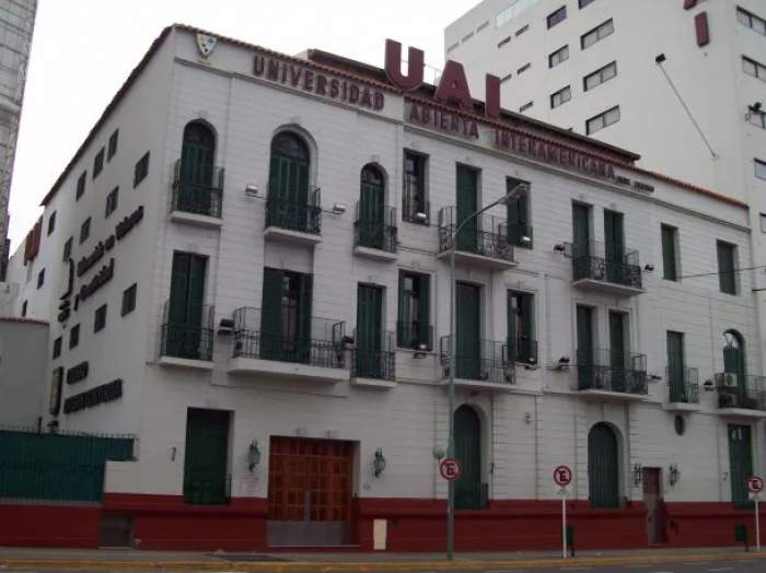 Una estudiante cayó del piso 11 de la Universidad Abierta Interamericana