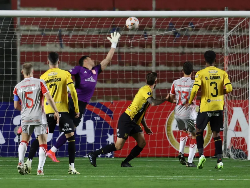 Estudiantes perdió en Bolivia y complicó su futuro en la Libertadores