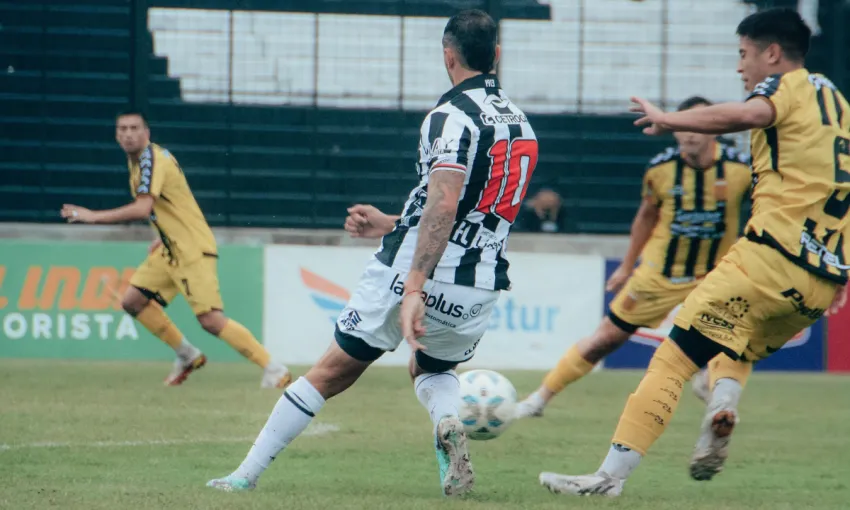Tarde gris: For Ever erró un penal y perdió la chance de sumar de a 3, empató 0-0 ante Almirante Brown