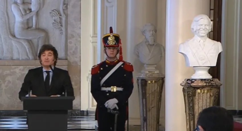 (VIDEO) «Fue el mejor presidente de los últimos 40 años»: Milei inauguró el busto de Carlos Menem en Casa Rosada