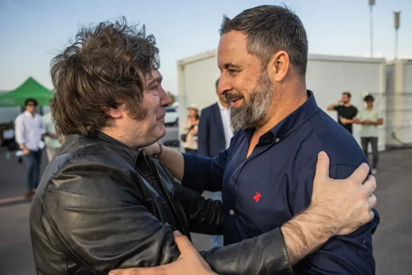 Milei llegó a España para apoyar al partido Vox, en medio de cruces con el socialista Sánchez