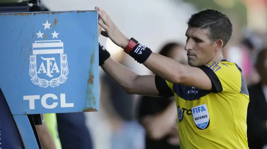 La FIFA anunció importantes cambios en el VAR: los DT podrán pedirle al árbitro que revise jugadas
