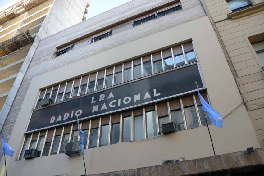 Suspendieron la difusión de contenidos de las redes sociales y las páginas web de los medios públicos