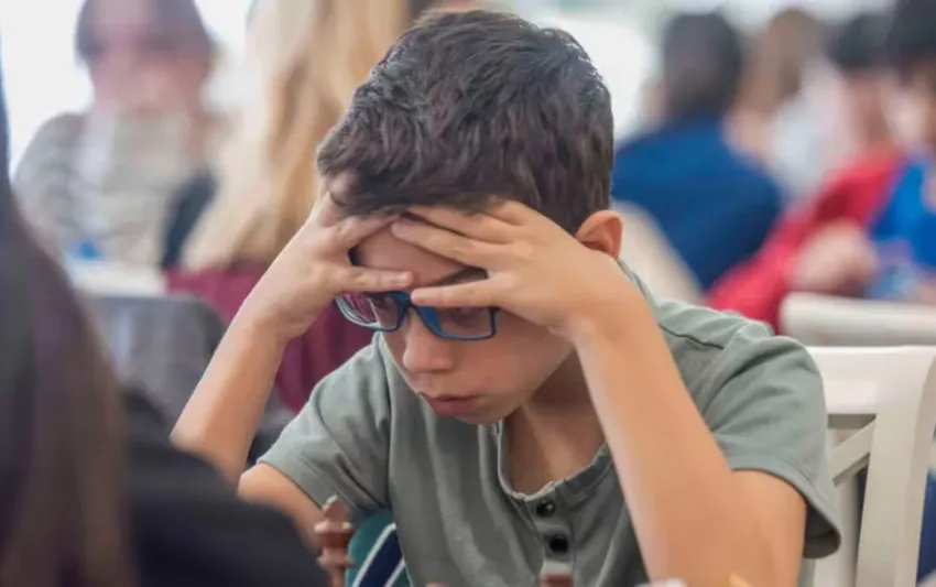 Otro golpe de Faustino Oro, el argentino de 10 años que revoluciona el ajedrez: terminó tercero en un torneo y superó al mejor del mundo