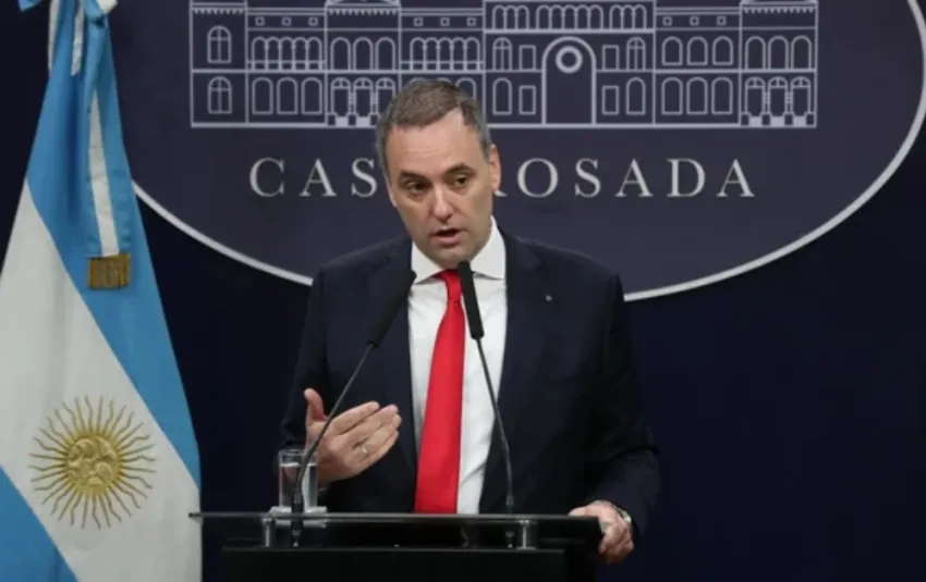 Adorni respondió a las críticas de CFK: «Que vaya y vea los números»