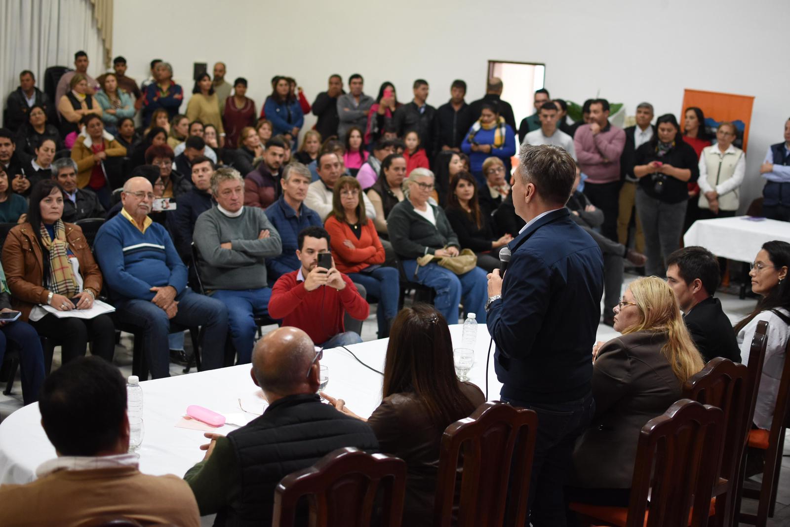 Familias de Santa Sylvina recibieron sus títulos de propiedad, tras décadas de espera