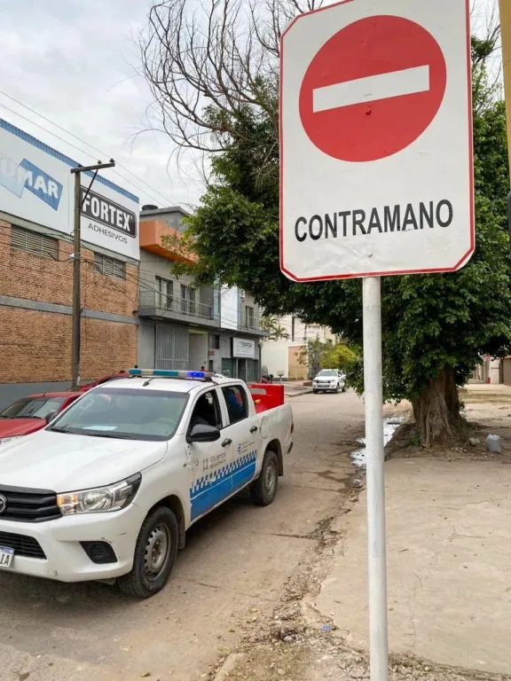 Resistencia informa que la calle Carlos Gardel pasa a tener un solo sentido de circulación entre avenida Alberdi y calle Padre Cerqueira
