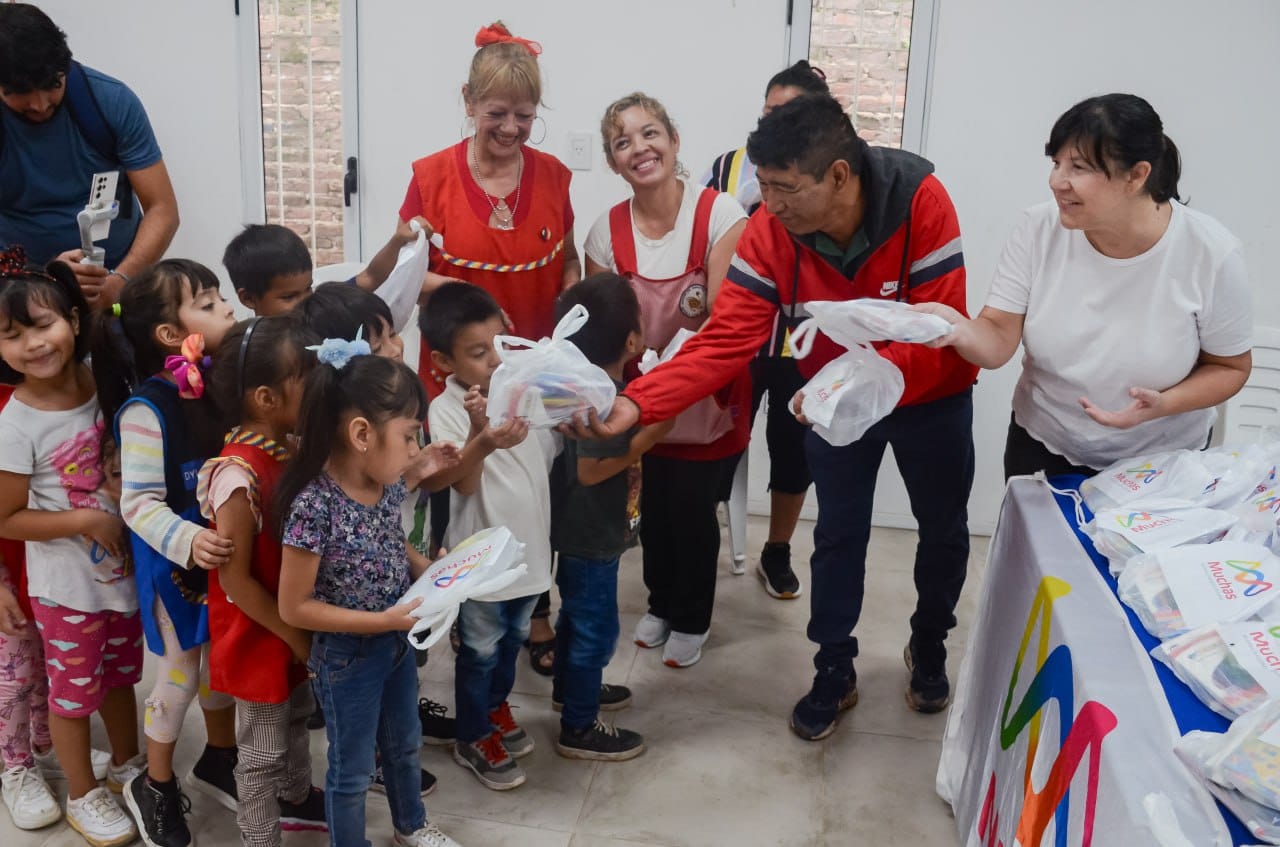 De la mano de Cuesta, Muchas continúa su recorrida solidaria en los barrios de Resistencia
