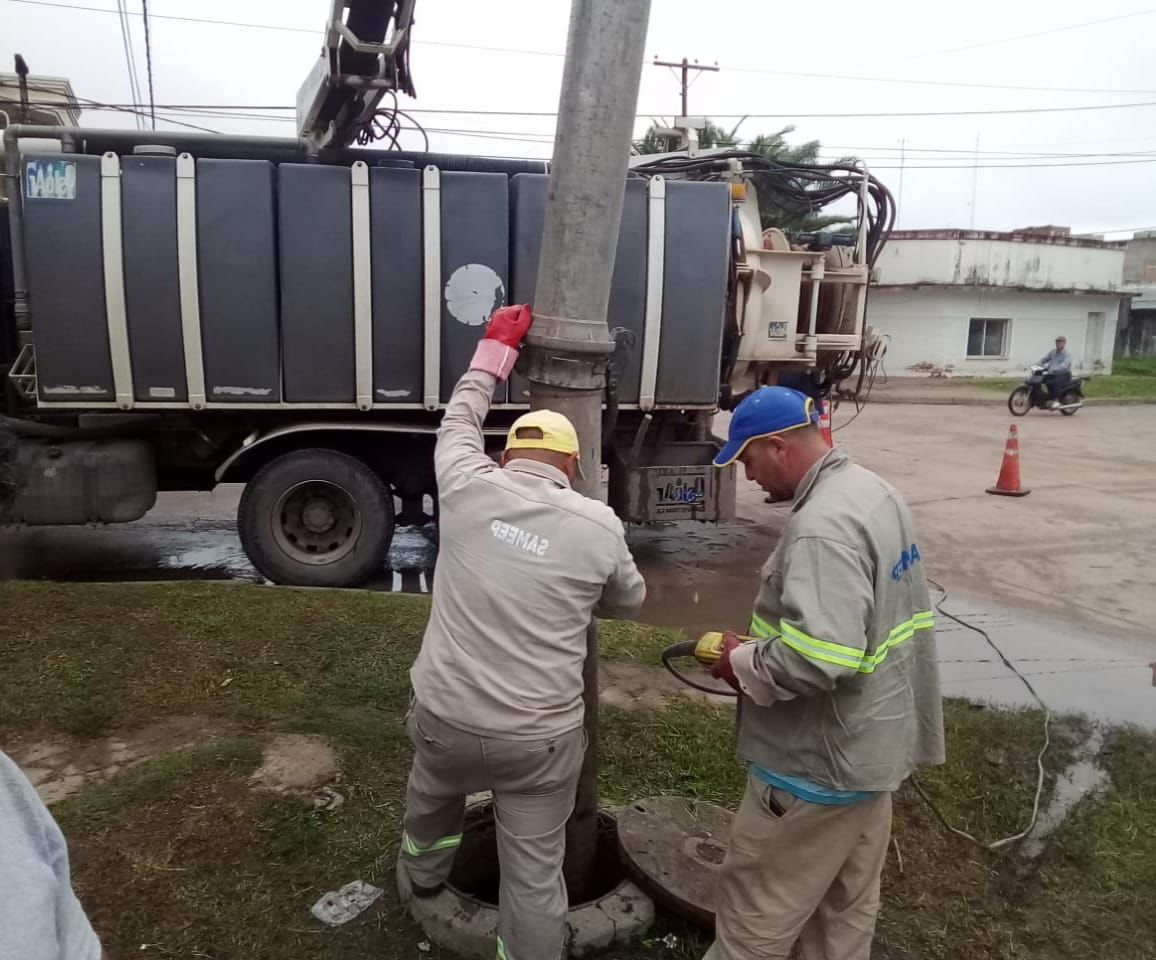 Castelli: SAMEEP realizó trabajos de limpieza y mantenimiento de la red cloacal