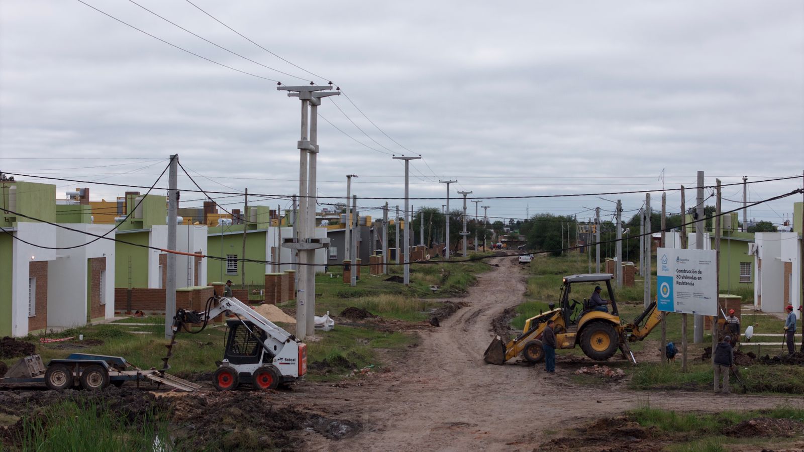 Obras de infraestructura en la Chacra 137: la red de agua potable llegó a 282 viviendas y avanza a un buen ritmo el tendido eléctrico