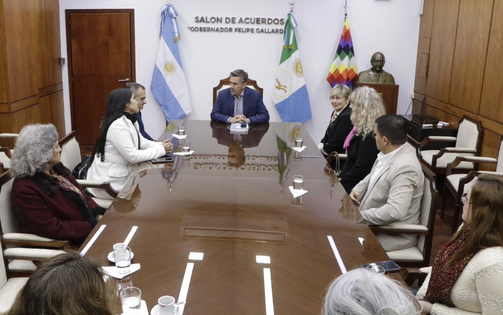 El Gobernador se reunió hoy con miembros del Consejo de Educación