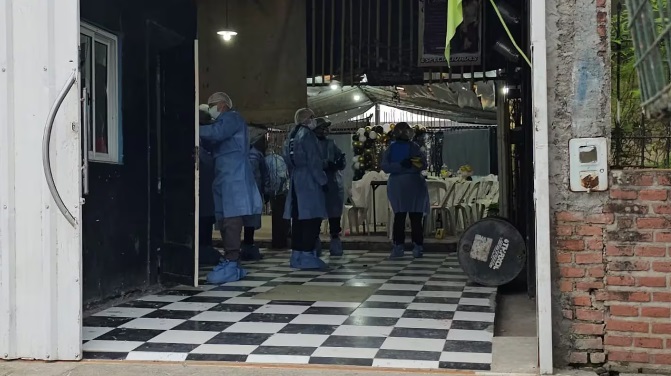 Mataron de una puñalada a un joven durante una fiesta de cumpleaños: el asesino escapó y está prófugo