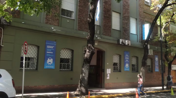 Buenos Aires: alumnos de un colegio católico trucaron y viralizaron más de 400 fotos de compañeras y docentes desnudas