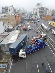 Fue suspendida la licencia profesional del camionero alcoholizado que chocó en la AU 25 de Mayo – (AUDIOTEXTO)