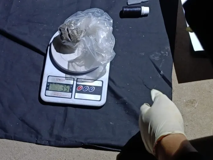 Detienen a dos sujetos en moto con droga y más de 55 mil pesos