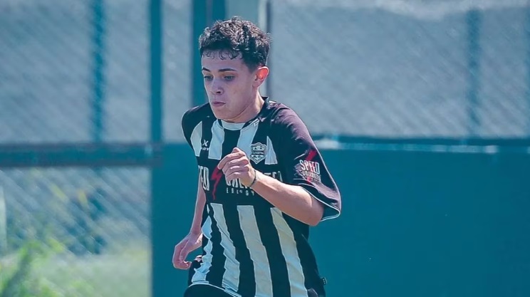 Tiene 14 años y se convirtió en el jugador más joven en debutar en el fútbol profesional argentino