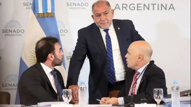 Tras negociaciones a contra reloj, el Gobierno consiguió dictamen para la ley bases en Senado