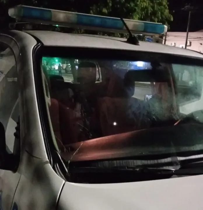 Una mujer le robó a su vecina, se escondió en el monte y rompió un patrullero